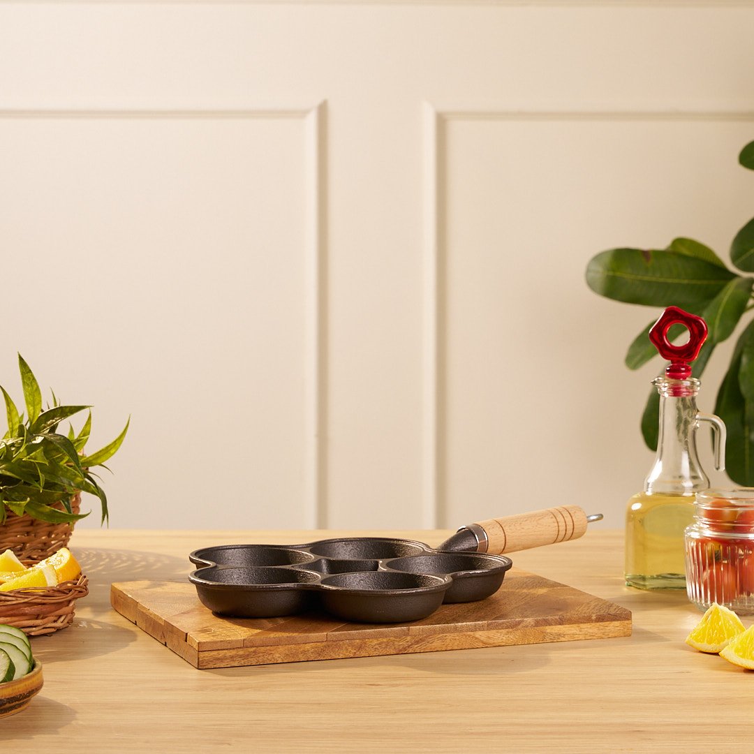 Cast Iron Nonstick Multi-Section Breakfast Frying Pan with Wooden Handle (22cm)